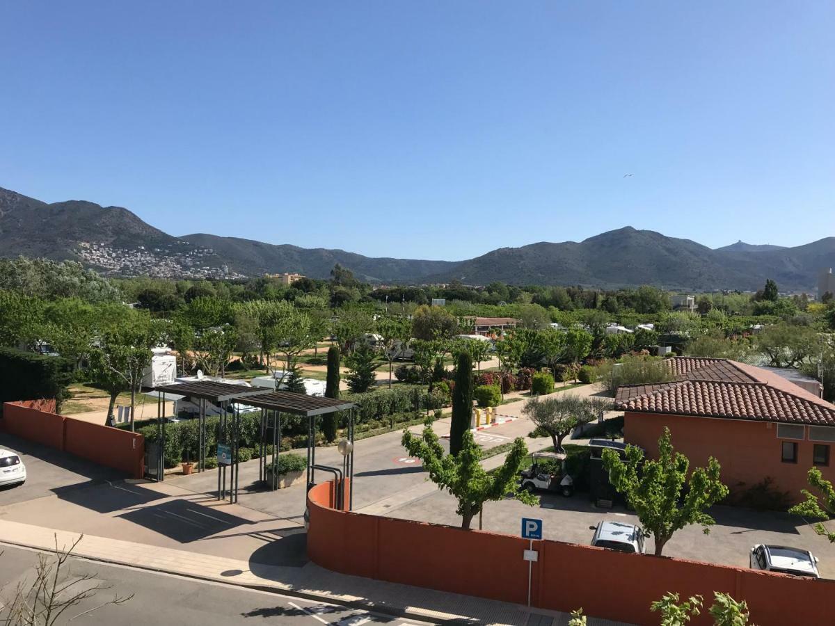Appartement Plage Salata Rosas Екстериор снимка